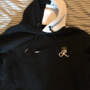 Ranboo duality hoodie  - Limited edition merch av Ranboo. Ranboo duality hoodie (2021) i storlek S🤍 Inga defekter!