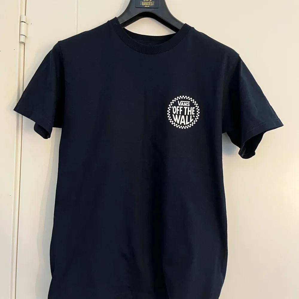 Mörkblå Vans tshirt, använd få gånger💕. T-shirts.