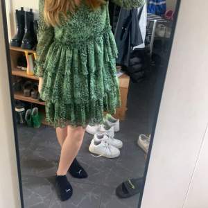 Grön trendig klänning. En klänning jag köpte på sellpy i somras men den kom inte till användning så ofta då anledning till att jag säljer. Bilder lånade från när jag köpte den! Storlek S men skulle även säga att den passar någon i M 💗