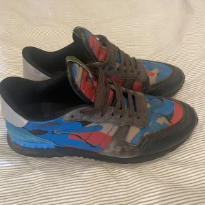 Valentino Rockrunners  - Ett par Valentino Rockrunners i fint skick ~ Strlk: 43 ~ Skick: 9/10 ~ Mitt pris: 1419 ~ Box samt dustbags finns ~ Stilrena skor som man kan matcha till nästan allt, pris kan diskuteras vid snabb affär!!🙌🏼🙌🏼