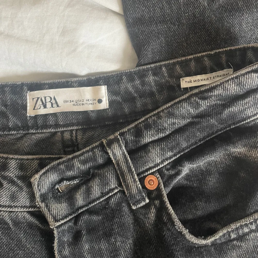 Gråa jeans från Zara i storlek 34 (jeans ZW the mid waist straight)💕 Används inte då de inte passar. Säljer för 259kr+frakt🥳. Jeans & Byxor.
