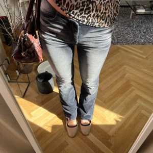 Y2k jeans - Super snygga jeans i sammet! Kommer ifrån weekday och är låg midjade😊