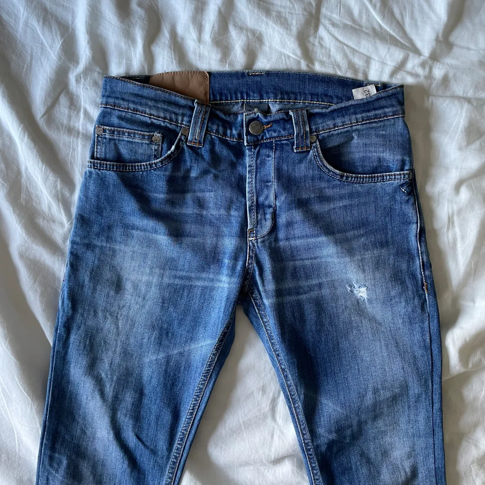 Säljer dessa snygga Dondup Jeans! Storlek 32! Riktigt bra skick nästan nya! Skriv pm vid funderingar! Byten kan va intressant . Jeans & Byxor.
