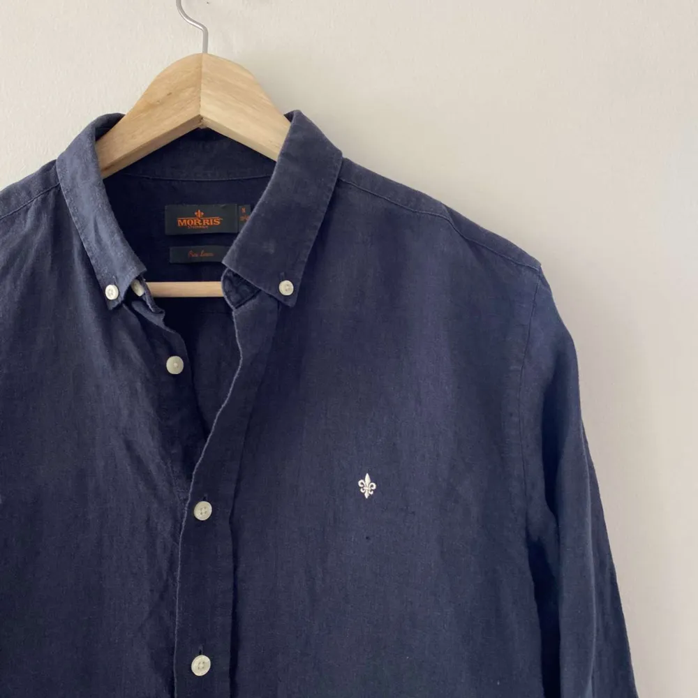 Säljer min riktigt fina marinblå linneskjorta från morris. Skicket är nästintill nyskick (extremt bra).  Nypris 1300. Vid frågor eller funderingar är det bara att skriva!👌. Skjortor.