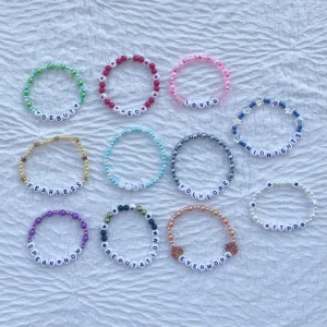 Taylor Swift Armband - Vill du slippa göra armband men fortfarande få hela upplevelsen av the eras tour? Köp då denna bunt med 11 armband, ett från varje album. ✨  Dessa är exempel på hur armbanden kan se ut. Pärlorna kommer att variera, men alla albumtitlar är detsamma.🫶🏼