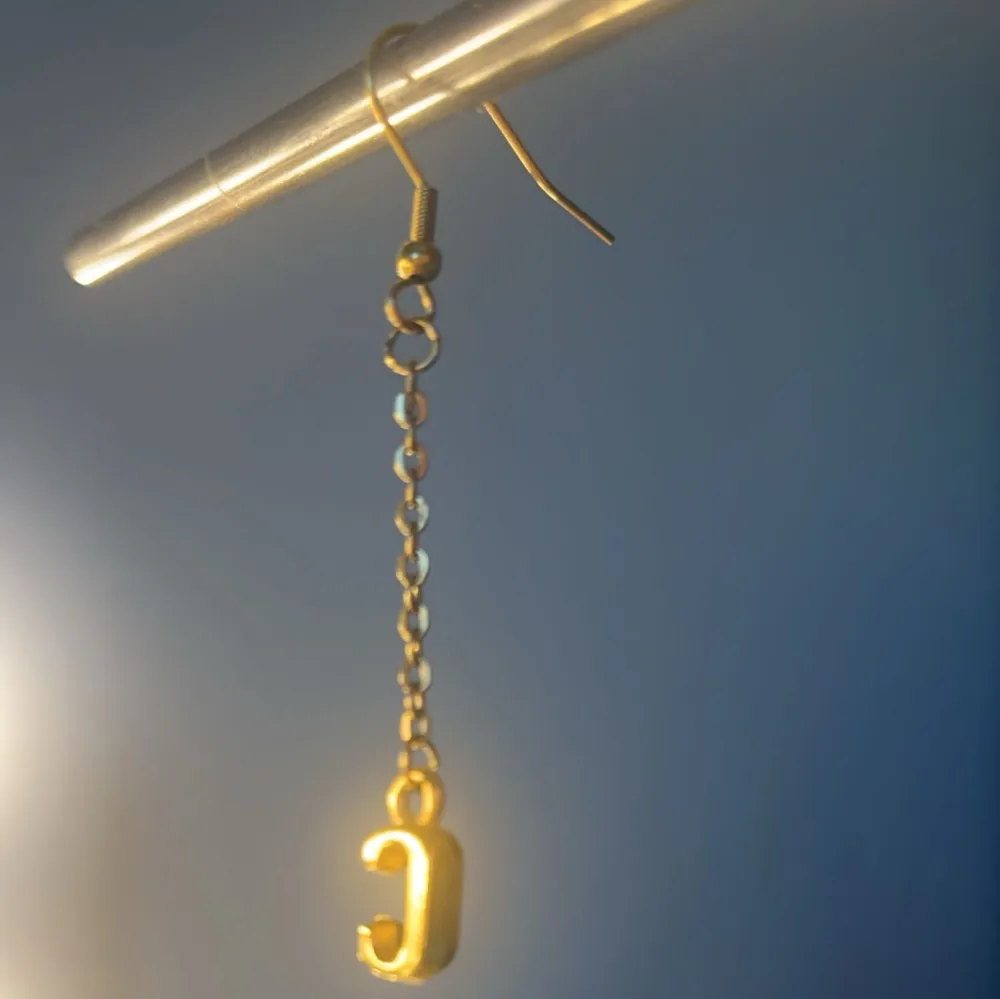 Fina guldiga örhängen som också finns i silver, FÅR INTE KOMMA I KONTAKT MED VATTEN, går att köpa en om du inte vill köpa ett par och då blir det såklart billigare❤️får såklart välja bokstav. Asusteet.