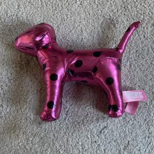 Rosa liten hund från Pink Victoria’s Secret som såldes under tidigt 00-tal