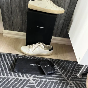 Saint Laurent sko - Ett par riktigt snygga skor som e kommer dra upp outfiten till en ny nivå🤝 skorna är använda 2-3 gånger så har massa att ge. Kvitto finns
