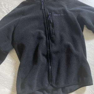 Flis/ hoodie  - Säljer en svart Röhnisch flis. Den är andnöd 2 gånger och är precis som ny. I stolek S. Ny pris är 1000kr 