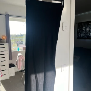 Stickad långkjol - Fin stickad långkjol med slits perfekt till sommaren!