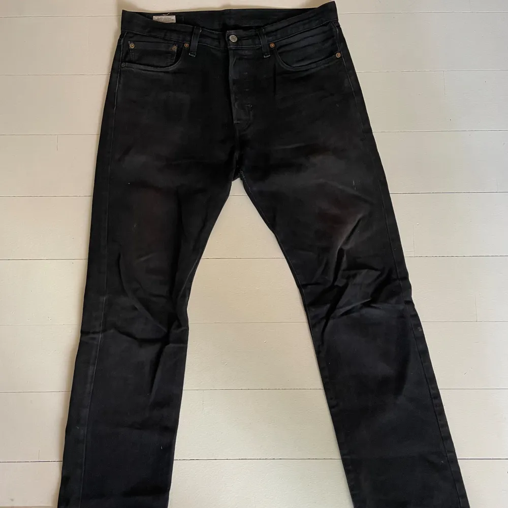 Svarta,Bra skick  W32 L32 🦩. Jeans & Byxor.