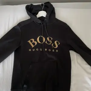Hej! Säljer en guld Hugo boss hoodie som är använd ett få tall gånger inga skador och den är i bra skick. Storlek XS