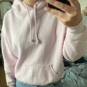 Rosa hoddie - Superfin rosa hoddie från Bik Bok (nypris 400 kr). Säljer pågrund av att den är för liten. Frakt tillkommer💗