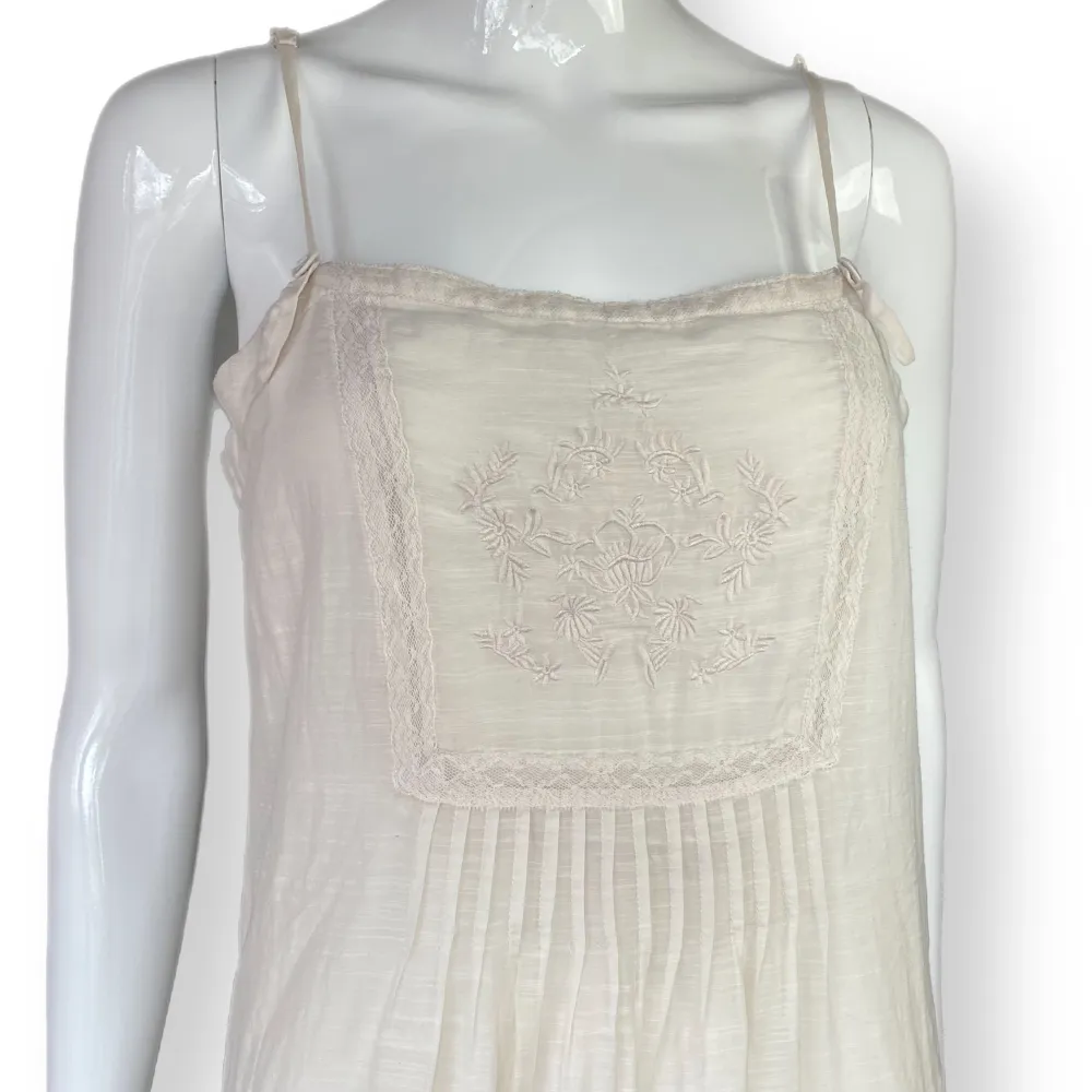 Fin silkesklänning från LTB, storlek M. Finns underkjol! 85% Silk & 15% bomull. . Mekot.