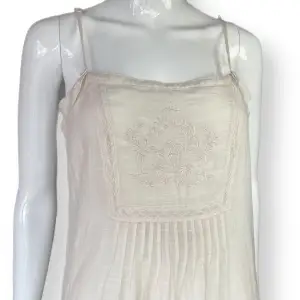 Fin silkesklänning från LTB, storlek M. Finns underkjol! 85% Silk & 15% bomull. 