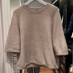 Stickad tröja  - Säljer den här populära stickade tröjan från &otherstories💕kommer inte till så mycket användning