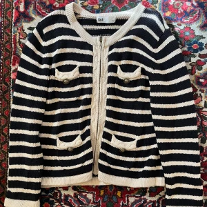 Söt stickad kofta - Supersöt stickad kofta köpt secondhand men i jättebra skick.  Sitter jättefint och oversized på mig som vanligtvis har S på tröjor Pris går att diskutera 