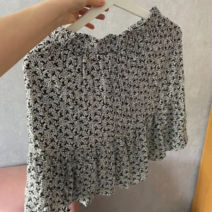 Volang kjol  - Säljer denna söta volangkjol 💕perfekt för sommaren! 