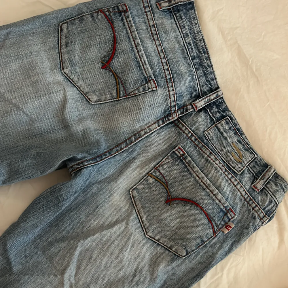säljer mina dröööm jeans som jag köpte i Paris denna helgen! De är dock gränsfall för små och säljer vidare pga det! Tvätten, längden, lågmidjade allt är perfekt! Röd broderier på fickorna mått: midja 66 och hips 92 innerbenslängd 78 cm, låååånga. Jeans & Byxor.