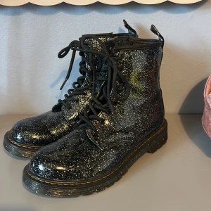 Dr. Martens  - Säljer dessa jättecoola kängor från Dr. Martens! De är i fint skick, använda ett fåtal gånger. Säljer de då den inte kommer till användning längre. Jättesköna och coola. Skriv om du vill ha fler bilder🖤 Pris går att diskutera!!!