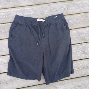 LINNESHORTS - Solid linneshorts i utmärkt skick, perfekta för en härlig sommardag. Nypris ca 400 Bara att skriva om du har frågor eller vill ha fler bilder. Pris kan diskuteras🙌