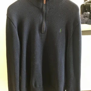 Polo Ralph Lauren halvszip sweater  - Äkta Polo Raulph Lauren halvzip i strlk L men passar M. Använd 1 gång eftersom den är för stor. Om ni undrar något är det bara att skriva:)