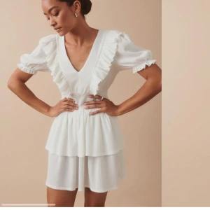 Gina klänning - Helt ny klänning från gina tricot. Aldrig använd bara testad en gång. Kan gå ner i pris vid snabb affär