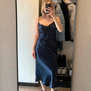 Satinklänning - Säljer min Satinklänning i storlek 36. Använd en gång!! Perfekt till bal/examen/finsittning!!