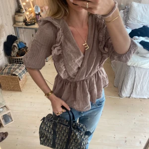 Blus - SUPER snygg!! Passar till såå många tillfällen ❣️❣️ fest / middag / skola