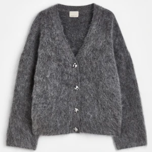 Kofta i mohair - Jätte fin kofta från hm i mohairmix! Aldrig använd! Köpt för 600kr, säljer för 300kr❤️storlek xs, men är oversized i storleken så passar även s-m! 