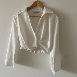 Vit blus/skjorta - Helt oanvänd vit blus/skjorta från Zara. 
