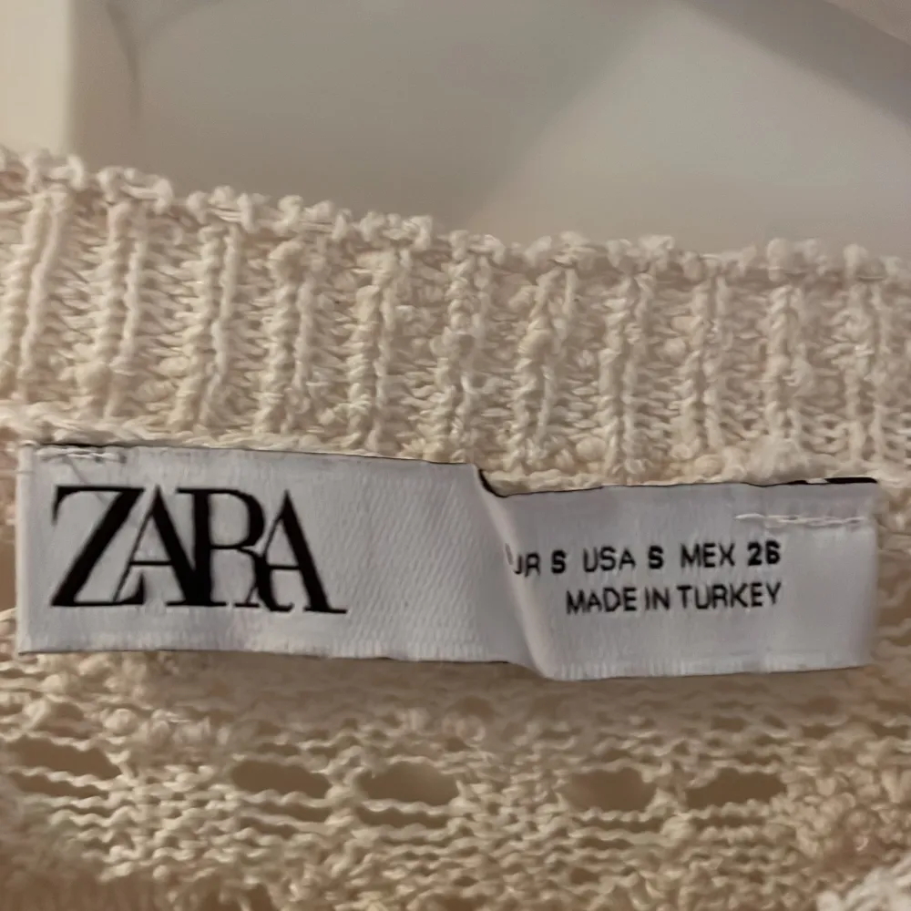 Super söt tröja från Zara som används 1 gång💓 . Toppar.