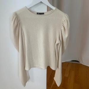 Zara tröja - Säljer denna söta tröja, med puffärmar. används vid fina tillfällen, middagar, sommarkvällar. Jättefin, som ny