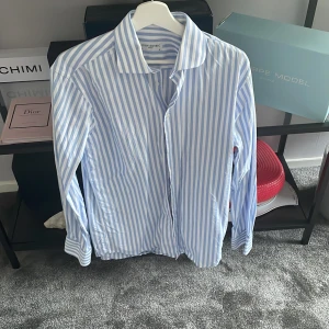 Randig skjorta - Skjorta i väldigt bra skick. Nästan aldrig använd då den inte kommit till användning. Priset kan diskuteras vid snabb affär 