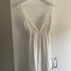säljer denna superfina vita klänning, perfekt till sommar och student, som endast kommit till användning en gång då den inte passar! Storlek L men skulle säga att den går mer åt M