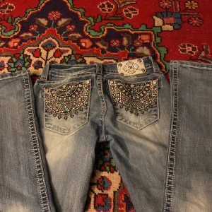 Miss me - Miss me jeans ganska oanvända men en knapp saknas