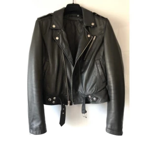 SVART BLK DENIM SKINNJACKA STRL SMALL  - Fint skick. Har åldrats fint. Passar en XS-S. BLK DENIM. Köpt för 3500:-