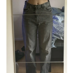 Grå zara jeans (mid waist) - gråa jeans i bra skick, säljer för de är för stora dock. de är lite mer baggy och midjan är mer åt det lägre hållet.