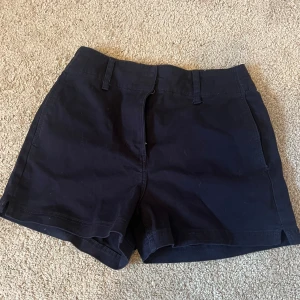 Marin blå shorts med fickor  - Storlek-S / 36 Aldrig använt 