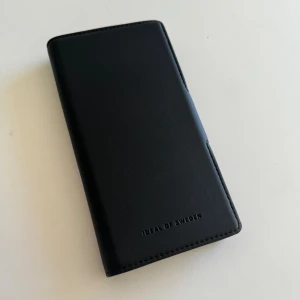 Ideal of Sweden iPhone skal - Helt nytt och oanvänt plånboksfodral skal från ideal of Sweden, passar iPhone 13 Pro. Säljs pga ny mobil, säljer flera iPhone skal. 
