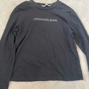 Calvin Klein - Säljer min Calvin Klein tröja då den är för liten för mig💕