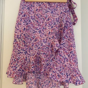 Somrig kjol - Somrig kjol med knytband. Strl M