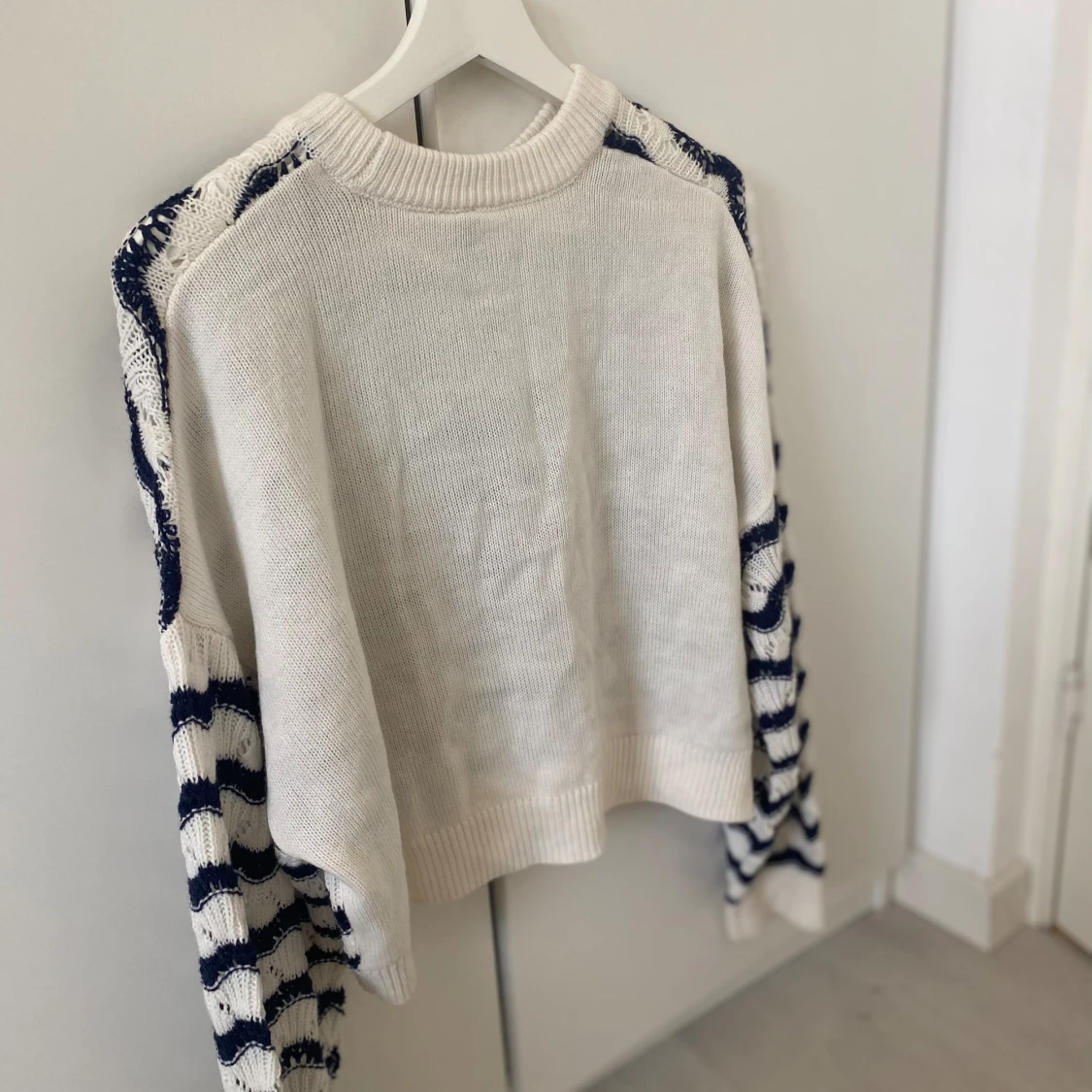 Blå & vitrandig stickad tröja  - 91