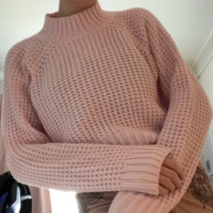 Rosa tjocktröja - Söt rosa sweater/tjocktröja. Perfekt för våren/sommarkvällar! Älskar denna men den får inte plats i garderoben :( Superfint skick, som ny! 