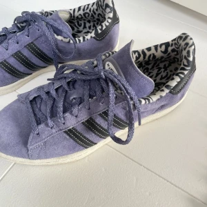 adidas CAMPUS 80 X LARGE  - As coola lila mocka skor med leopard detaljer! Väldigt fint skick, använda fåtall gånger💜