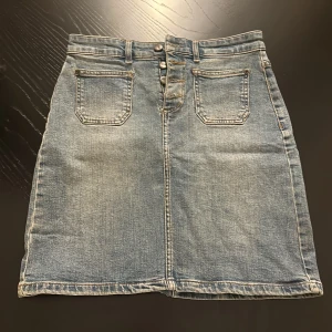 Jeanskjol - Säljer denna jeanskjol, sitter väldigt bra och är stretchig i material.  Storlek Small men passar även dig som har storlek M. 