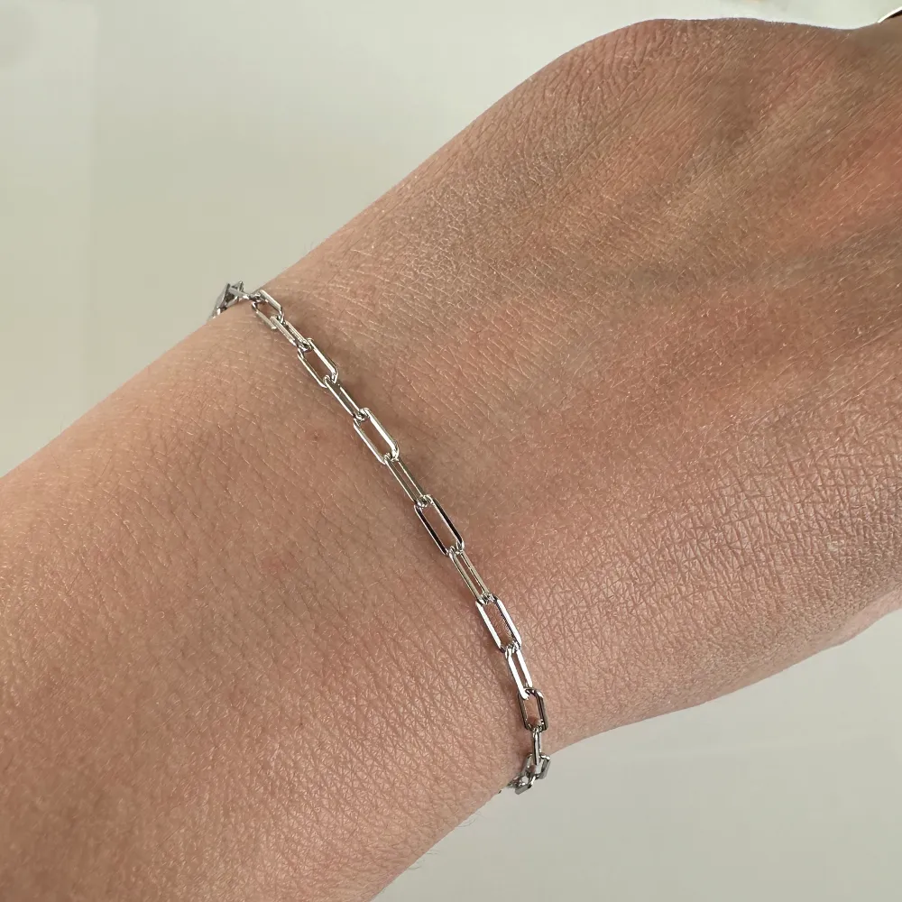 trendiga och mer klassiska armringar i silver så välj det som passar dig och din garderob. Armband i silver som passar alla tillfällen! 😻. Accessoarer.