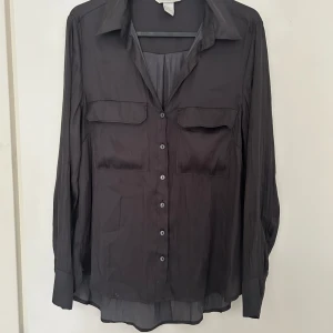 Skjorta M - Skjorta i sidenimitation i bra skick. 