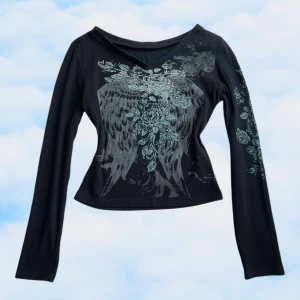 Svart tröja - Snygg tröja med rhinestones. Säljer den då den inte kommer till användning. Den har inga märkbara effekter💕