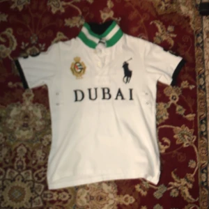 Dubai polo - Fet dubai polo sädd på chief keef Bra skick fråga efter mått eller andra frågor  Storlek S 